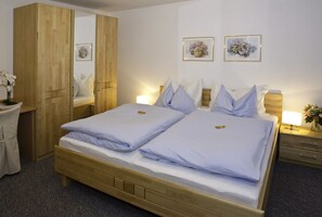 Standard-Apartment, 2 Schlafzimmer, Balkon, Bergseite | Wohnbereich | Flachbildfernseher