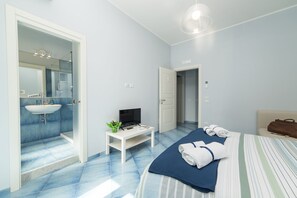 Deluxe Triple Room | Desk, blackout drapes, iron/ironing board, free WiFi - CAPRI B&B (Salerno)