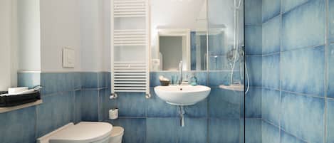 Classic Triple Room | Bathroom | Shower, rainfall showerhead, free toiletries, hair dryer
