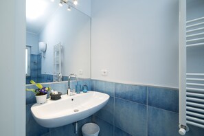 Tripla Classic | Bagno | Doccia, soffione a pioggia, set di cortesia gratuito, asciugacapelli