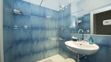 Deluxe Triple Room | Bathroom | Shower, rainfall showerhead, free toiletries, hair dryer