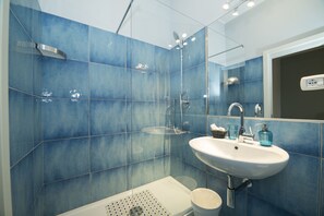 Tripla Deluxe | Bagno | Doccia, soffione a pioggia, set di cortesia gratuito, asciugacapelli