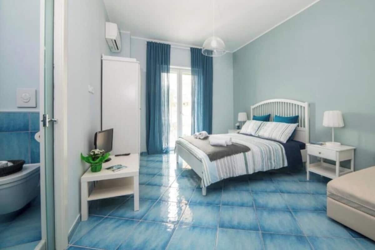 Deluxe Triple Room | Desk, blackout drapes, iron/ironing board, free WiFi