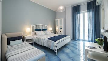 Escritorio, cortinas blackout y tabla de planchar con plancha