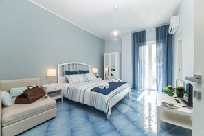 Kamar Triple Deluks | Meja kerja, tirai kedap cahaya, setrika/meja setrika, dan Wi-Fi gratis