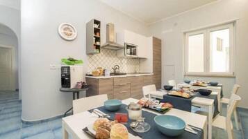 Tägliches inbegriffenes kontinentales Frühstück