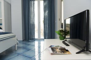 Deluxe Triple Room | Desk, blackout drapes, iron/ironing board, free WiFi - CAPRI B&B (Salerno)