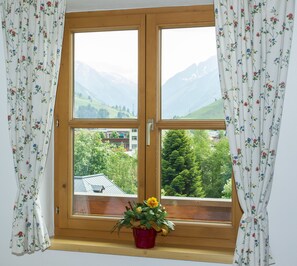 Căn hộ có thiết kế đặc sắc, 2 phòng ngủ, bếp, quang cảnh núi | Quang cảnh từ phòng