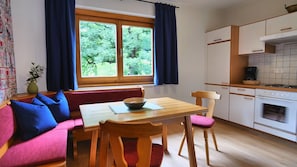 Design Apartment, 2 Bedrooms, Kitchen, Mountain View | Private kitchen