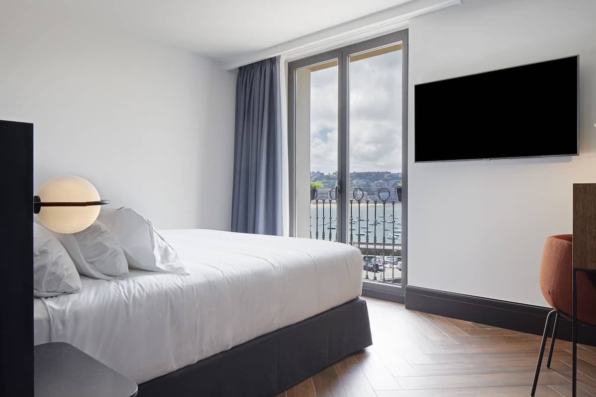 Deluxe Double Room | Premium bedding, down comforters, in-room safe, blackout drapes