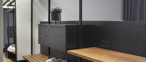 Una cocina moderna con encimera de madera, armarios negros y horno empotrado.