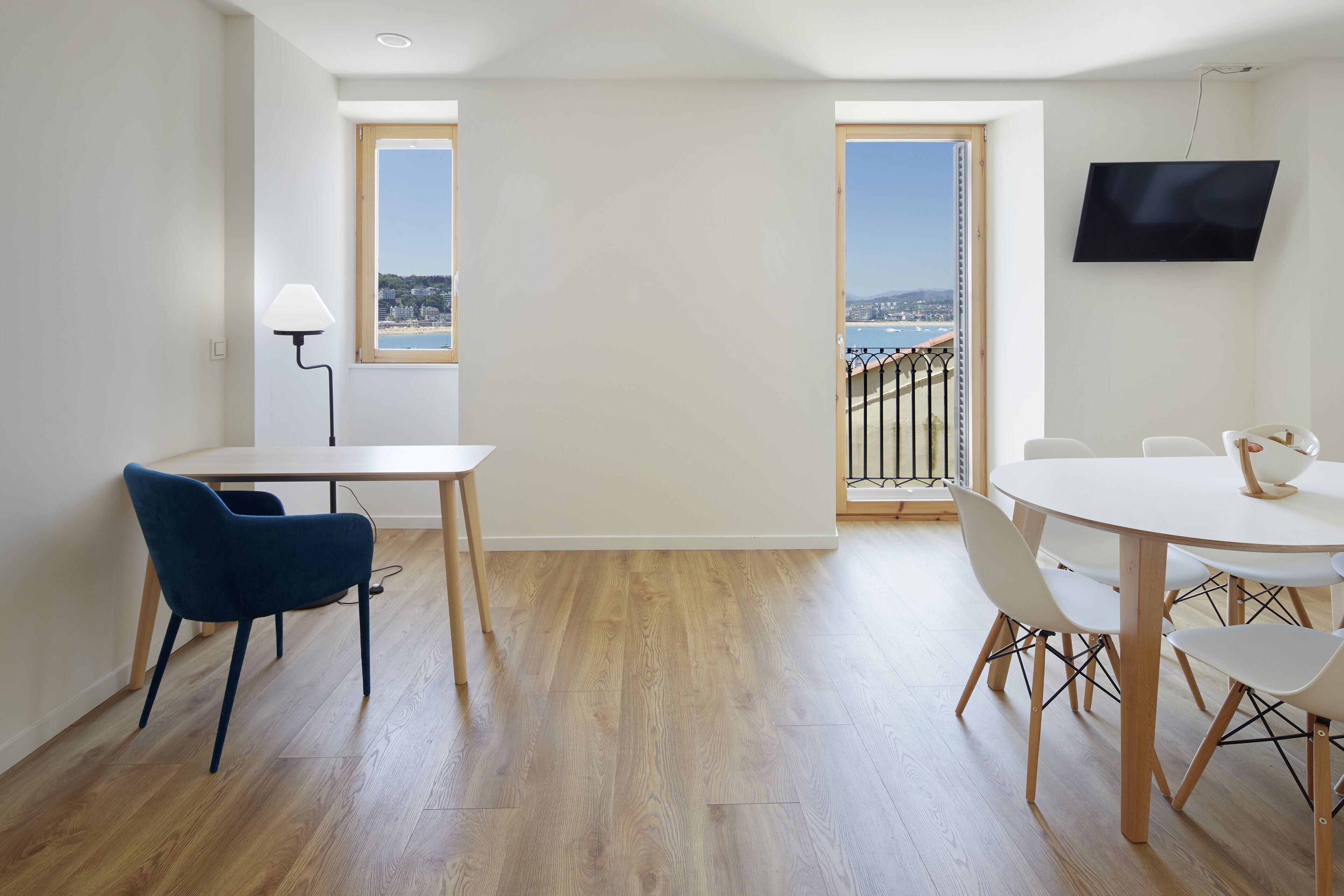 Apartamento panorámico, vistas al mar | Zona de estar | Una Smart TV, libros