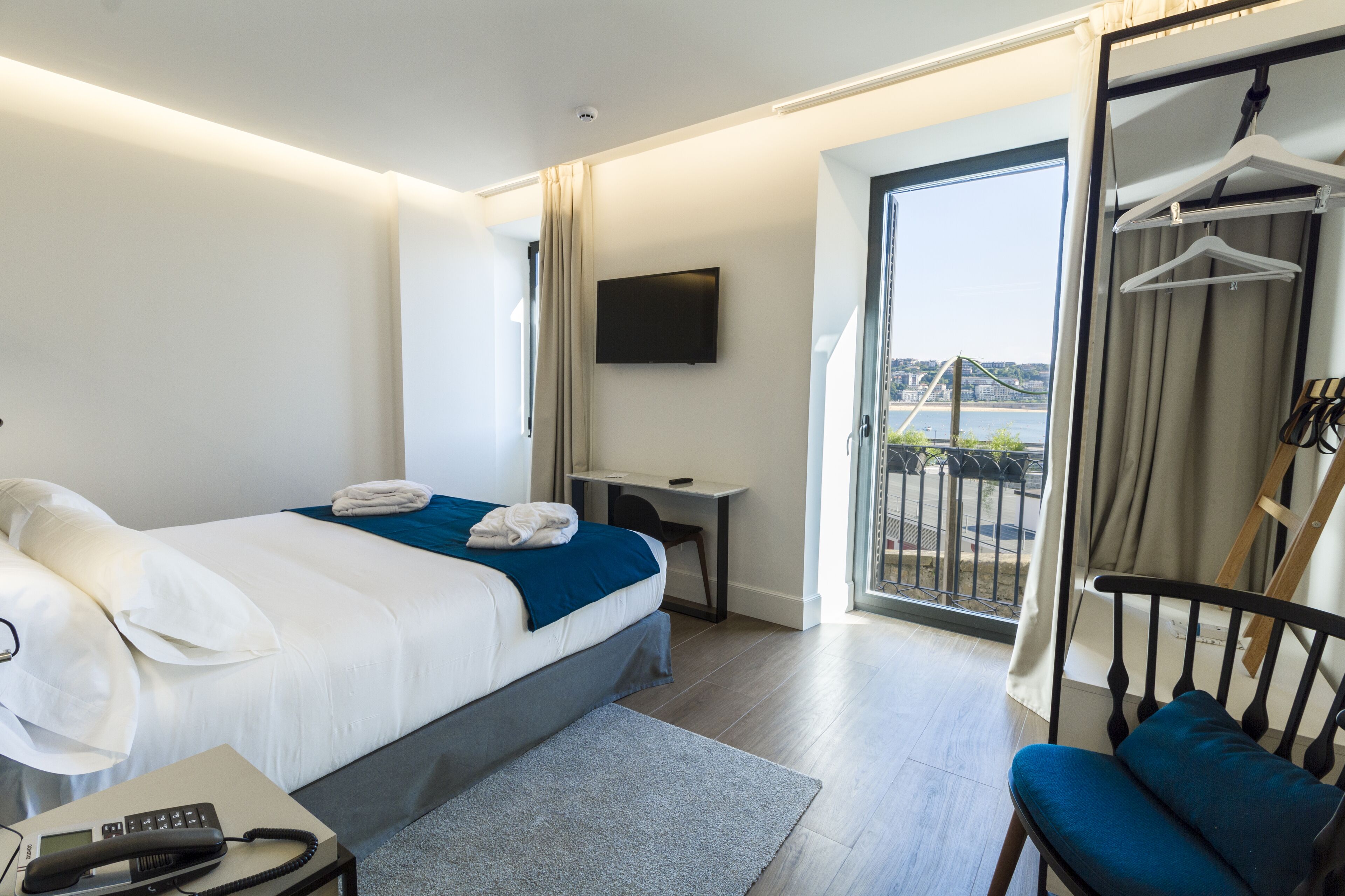 Habitación doble, vista al mar | Ropa de cama de alta calidad y edredón 