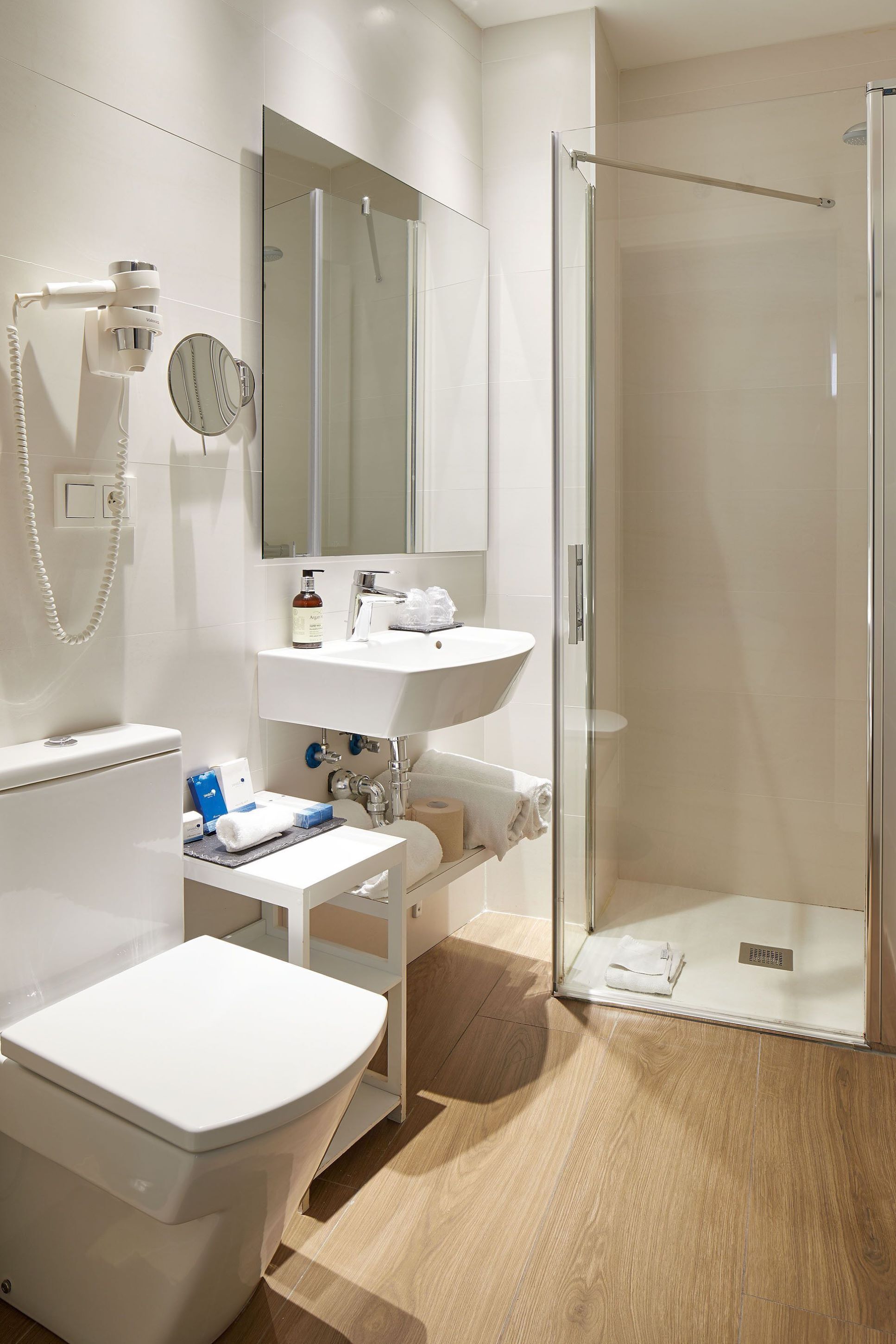 superior apartment, 2 bedrooms | bathroom | shower, free toiletries, hair dryer, towels