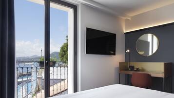 Habitación Deluxe doble | Ropa de cama de alta calidad, edredones de plumas, caja fuerte