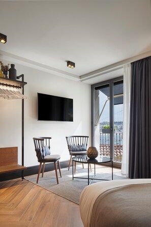 Junior Suite SANSEbay | Living area | Smart TV, books - Hotel SANSEbay (San Sebastián)