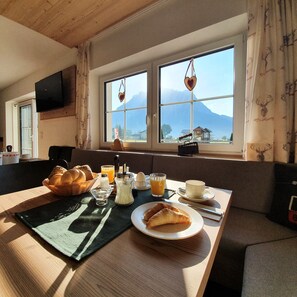 Esmorzar diari d'estil bufet (10 EUR per persona) 