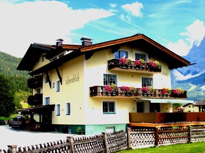 Façana frontal de l'allotjament