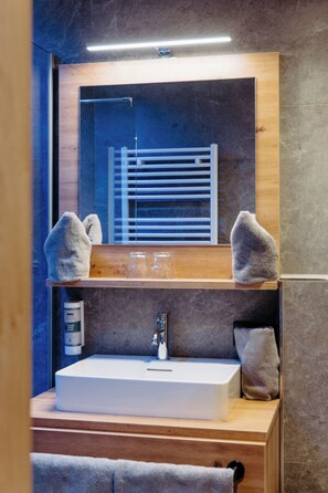 Panoramic-Doppelzimmer, 1 Schlafzimmer, Nichtraucher, Bergblick | Badezimmer | Dusche, Handtücher