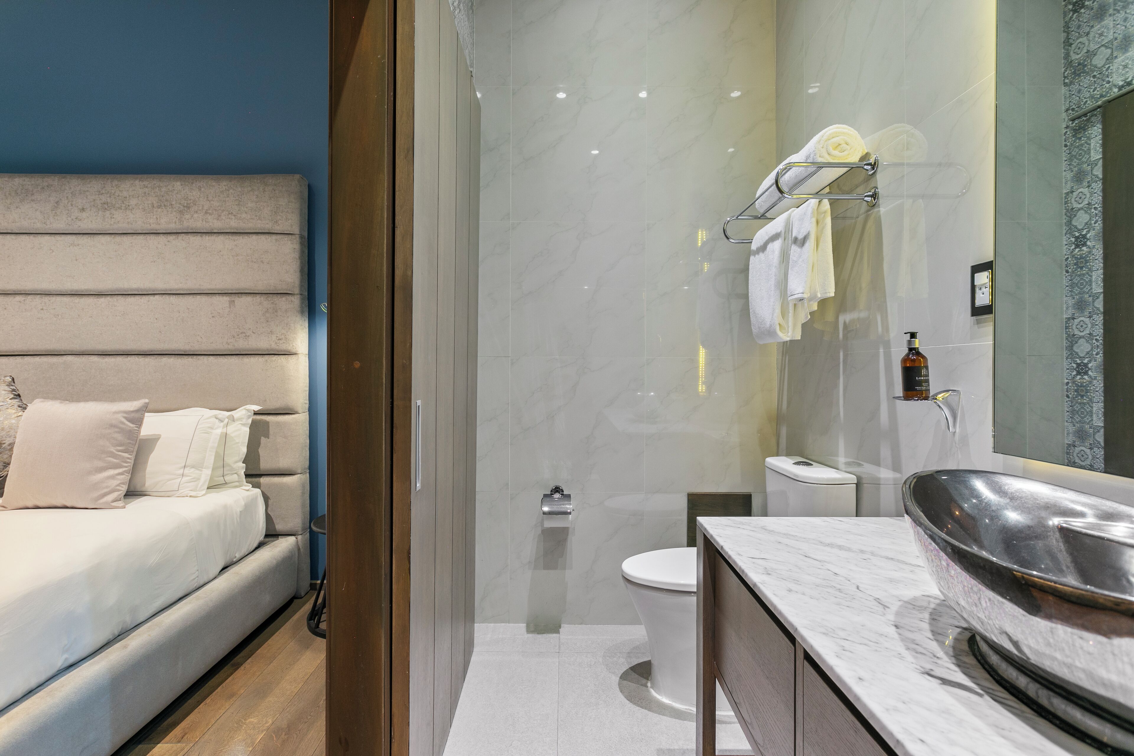 小型套房 | 高档床上用品、羽绒被、Select Comfort 床、客房内保险箱