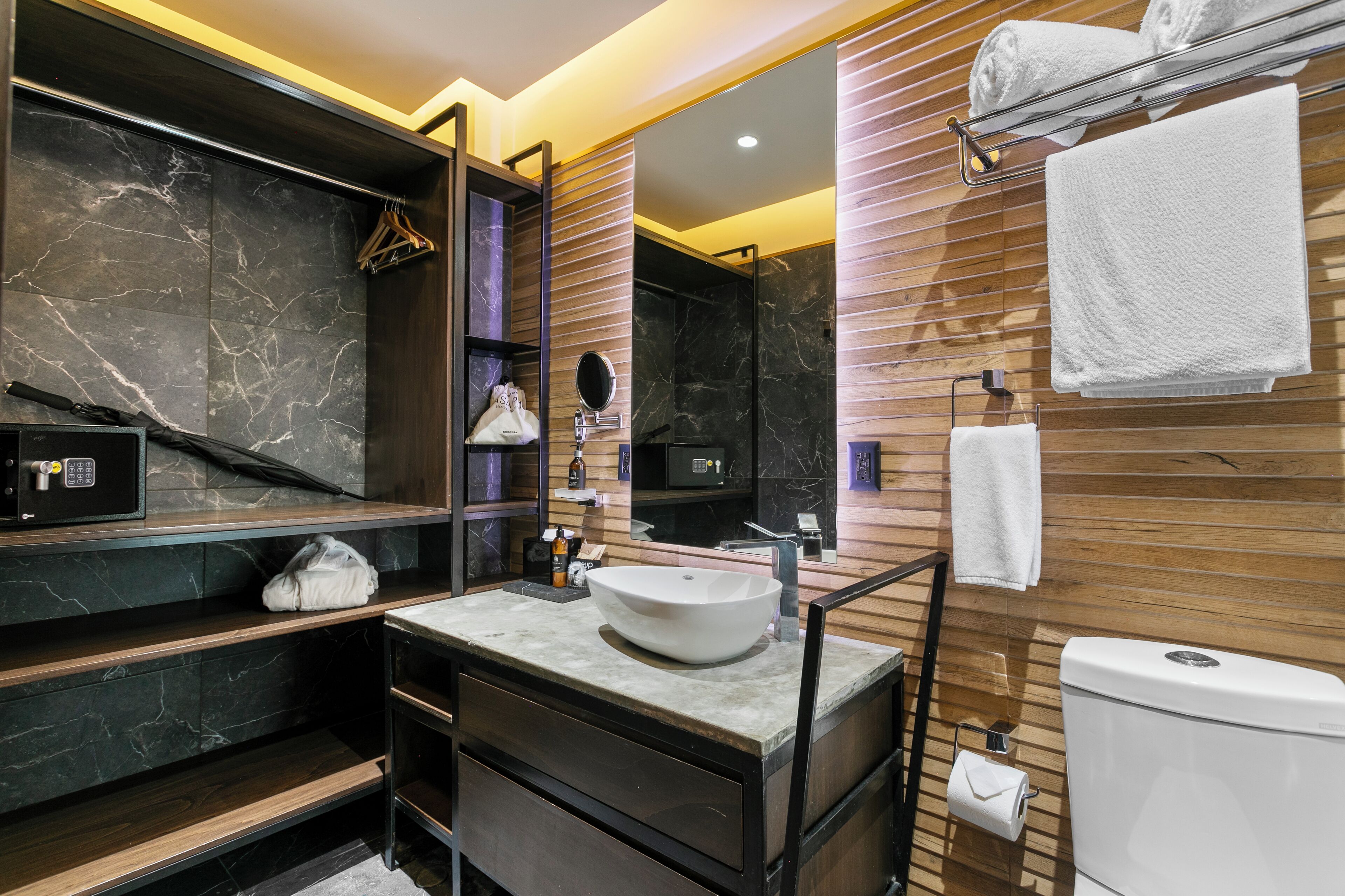 Junior suite | Badkamer | Een douche, gratis toiletartikelen, een haardroger, pantoffels