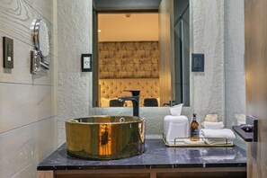 Junior Suite | Bathroom | Shower, free toiletries, hair dryer, slippers - Casa Prim Hotel Boutique (Mexico City)
