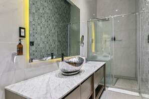 Junior suite | Badkamer | Een douche, gratis toiletartikelen, een haardroger, pantoffels