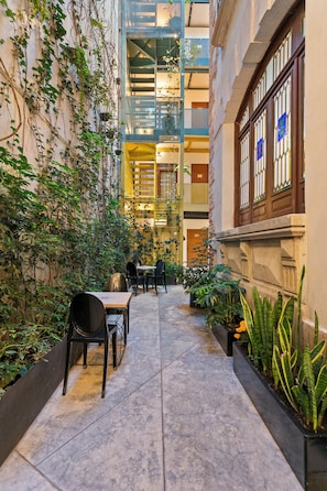 50-inch flat-screen TV with cable channels, TV - Casa Prim Hotel Boutique (Mexico City)