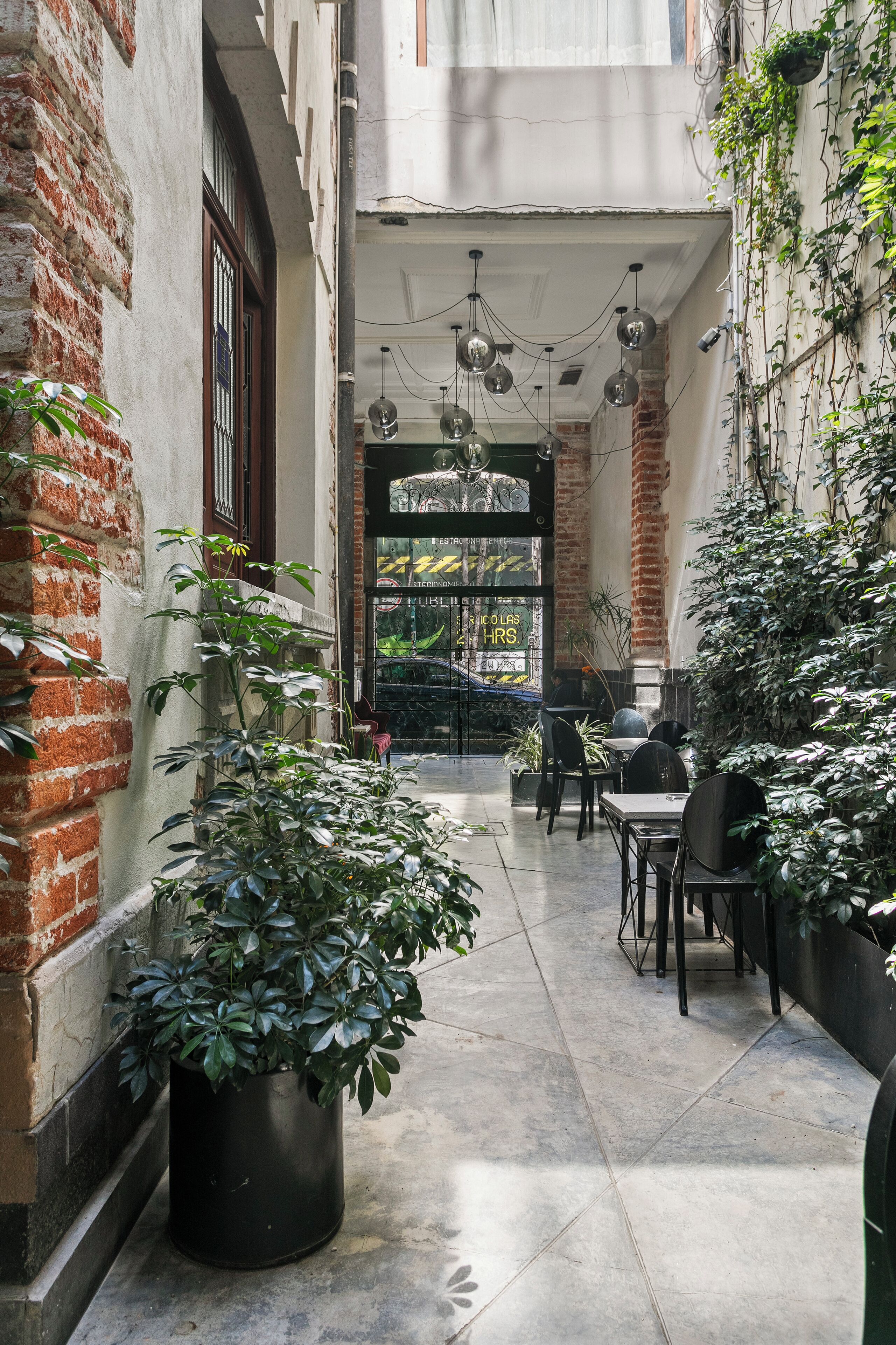 تلفزيون بشاشة مسطحة بحجم 50-بوصة يعرض قنوات تلفزيونية باشتراك مدفوع