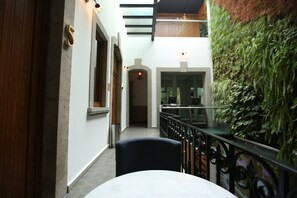 50-tommers fladskærms-tv med kabelkanaler, tv