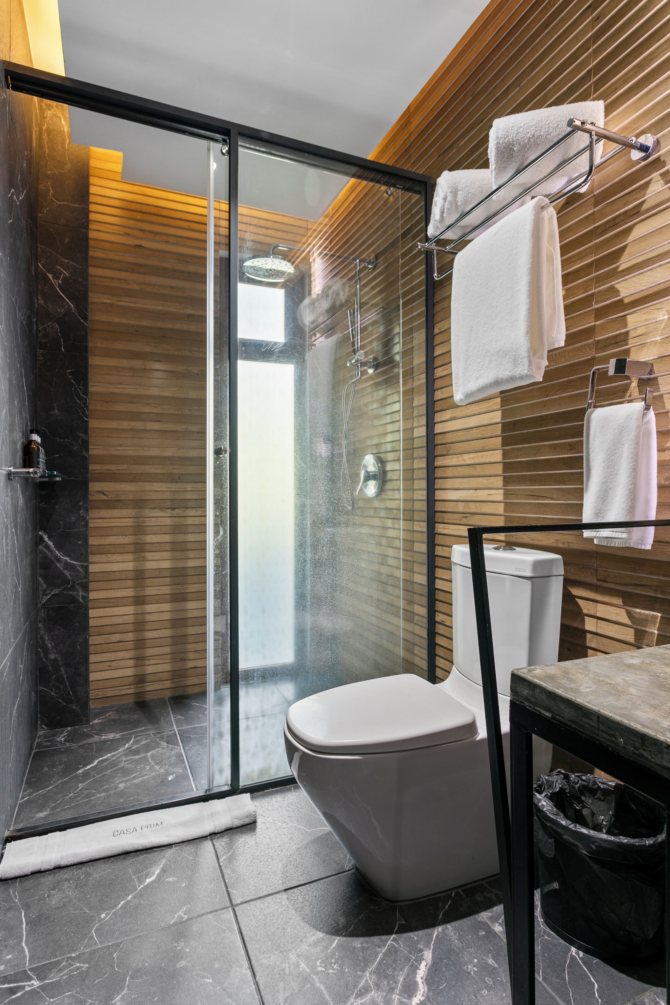 Junior Suite | Bathroom | Shower, free toiletries, hair dryer, slippers