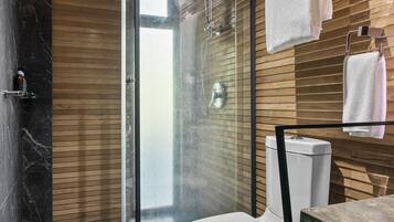 Junior Suite | Bathroom | Shower, free toiletries, hair dryer, slippers