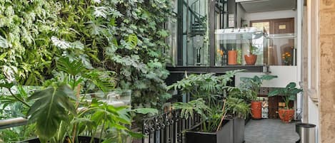 Een 50-inch flatscreentelevisie met kabelzenders en televisie