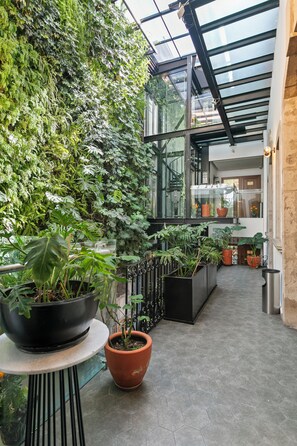 Televisión de pantalla plana de 50 pulgadas con canales por cable