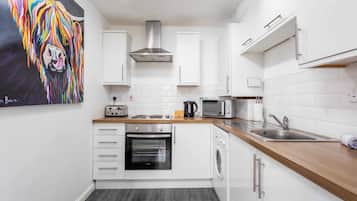 Classic Apartment, 2 Bedrooms, Non Smoking | Private kitchen