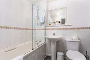 Căn hộ phong cách cổ điển, 2 phòng ngủ, không hút thuốc | Phòng tắm | Vòi sen/bồn tắm kết hợp, đồ dùng nhà tắm miễn phí, máy sấy tóc