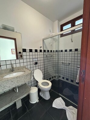 Shower, free toiletries, hair dryer, towels - Hotel Cores do Mar (Bombinhas)