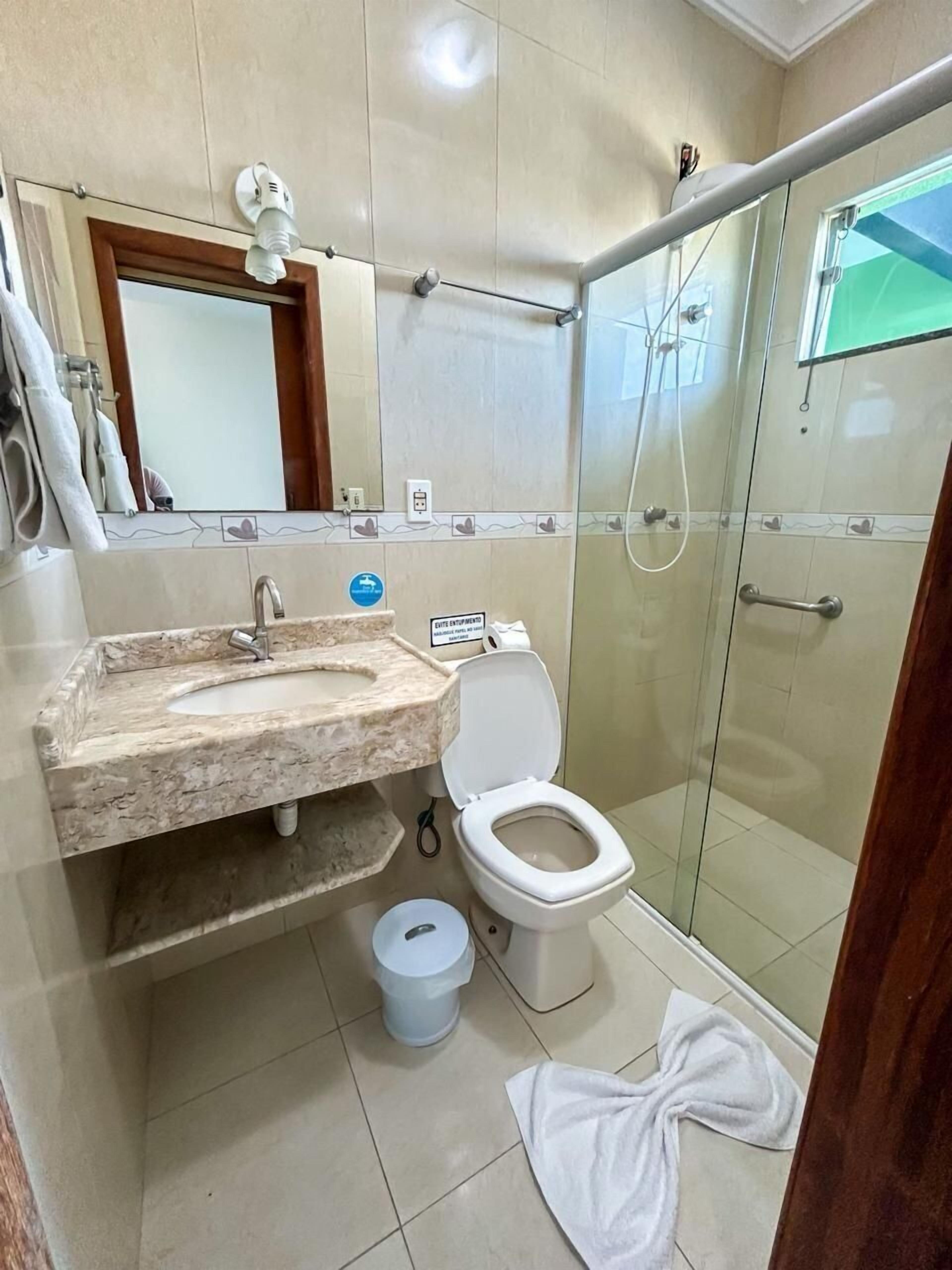 Suite | Bathroom | Shower, free toiletries, hair dryer, towels
