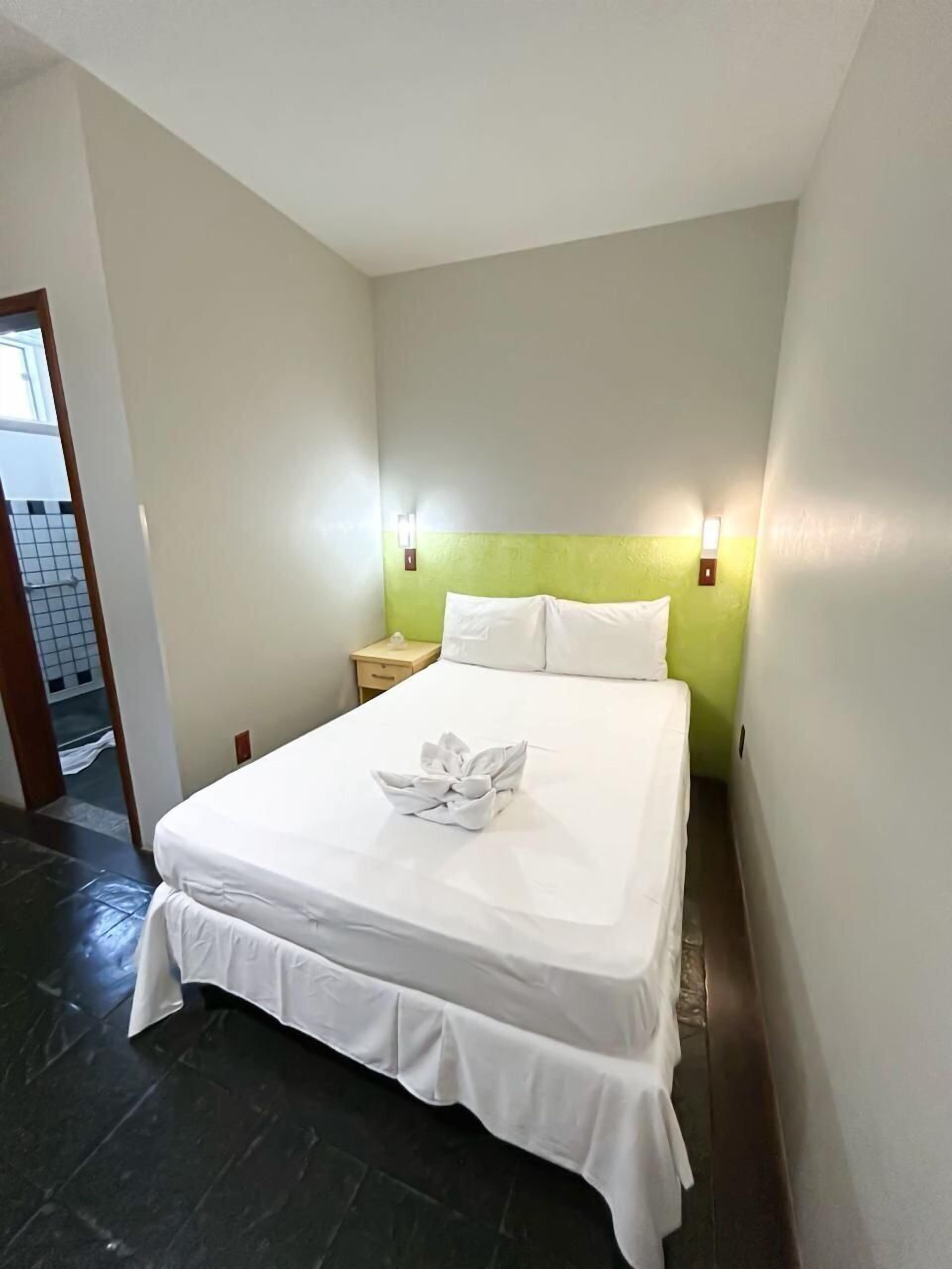 Minibar, cortinas blackout, tabla de planchar con plancha y wifi gratis 