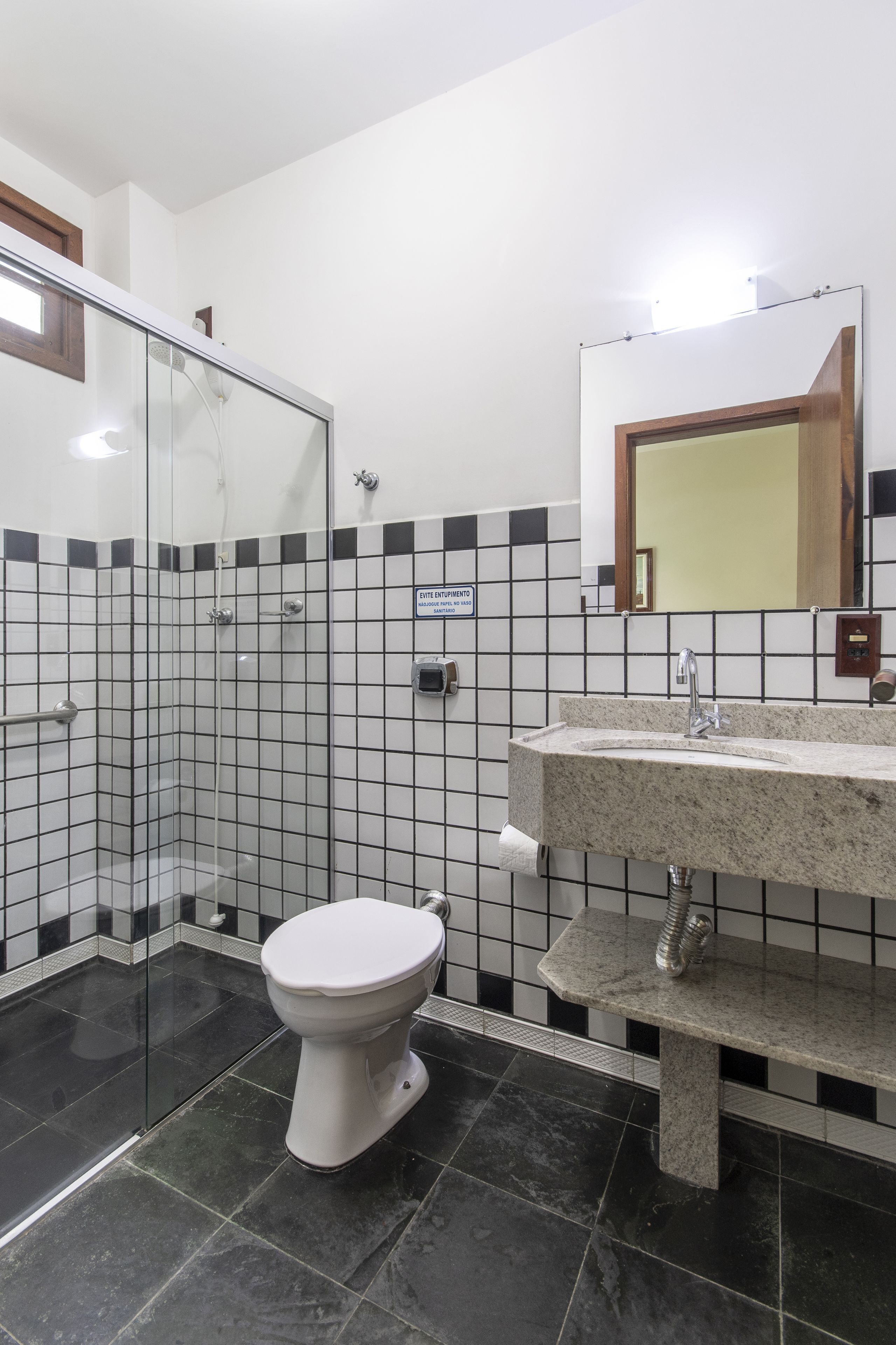 Baño | Ducha, artículos de higiene personal gratuitos y secador de pelo