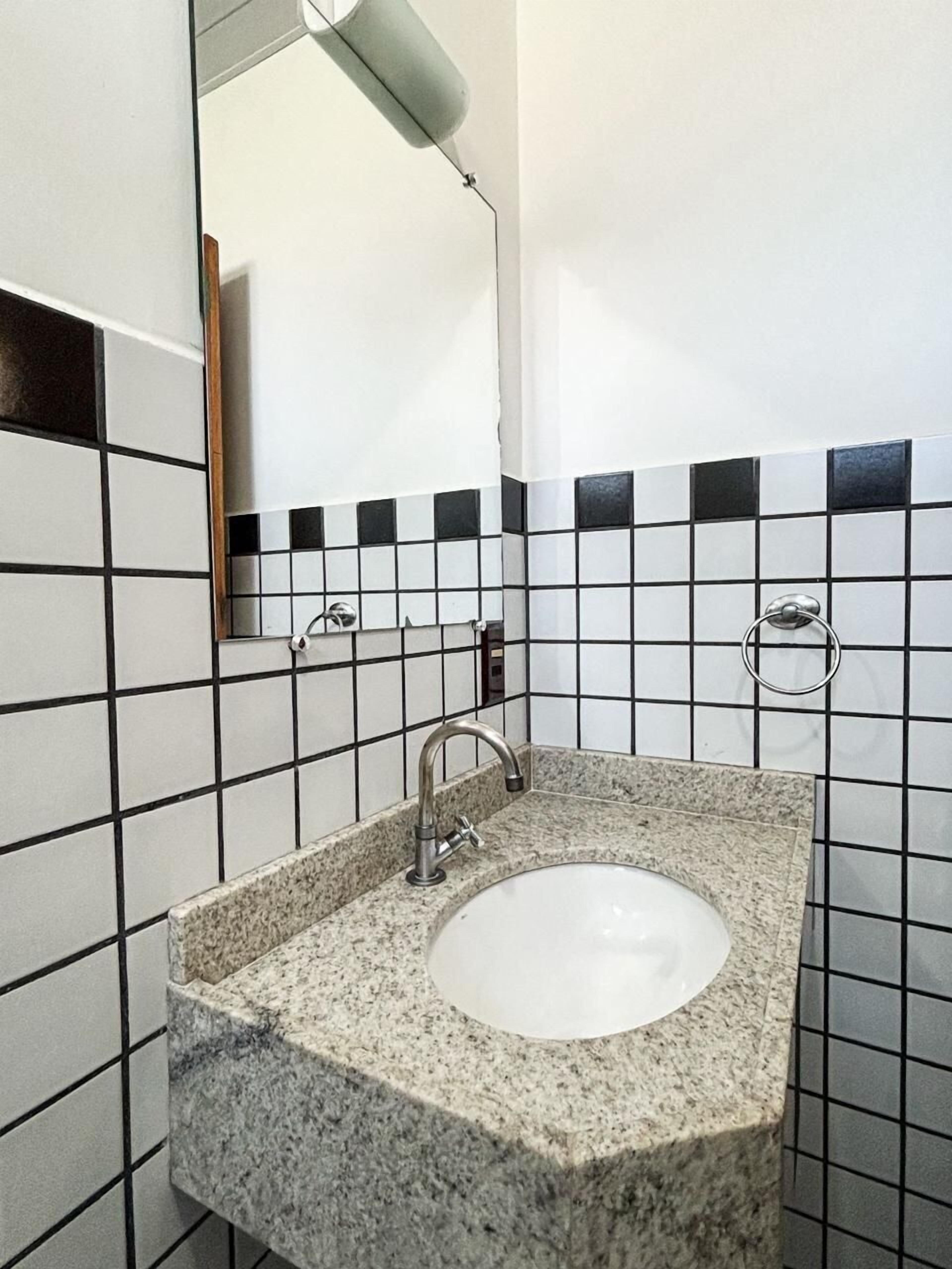 Ducha, artículos de tocador gratuitos, secador de pelo, toallas