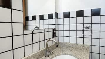 Ducha, artículos de higiene personal gratuitos y secador de pelo