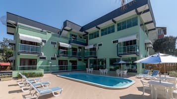 Piscina externa, espreguiçadeiras