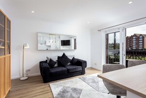 Classic-huoneisto, 1 parisänky, tupakointi kielletty | 1 makuuhuone, ylelliset vuodevaatteet, yksilöllisesti sisustettu