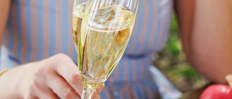 Eine Person hält ein Champagnerglas.