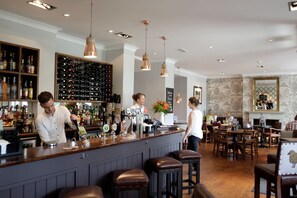 Serves breakfast, lunch, and dinner