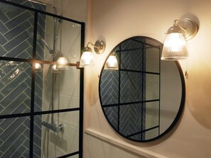 Standard Double Room | Bathroom | Shower, free toiletries, towels