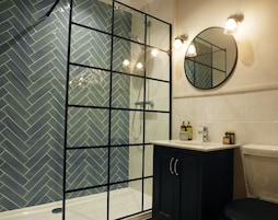 Double Room, 1 King Bed | Bathroom | Shower, free toiletries, towels