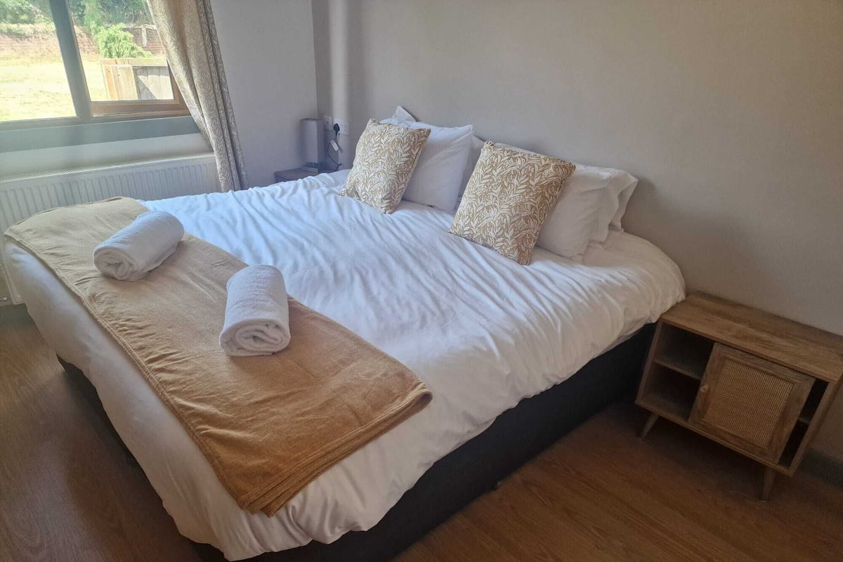1 habitación, escritorio, tabla de planchar con plancha y wifi gratis