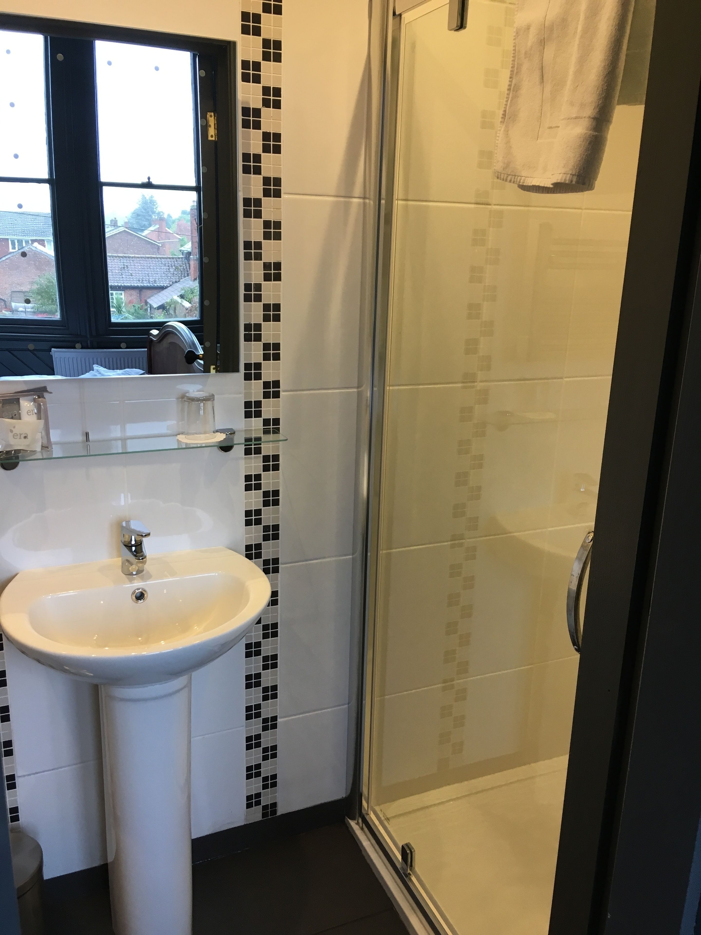 standard double room | bathroom | free toiletries, hair dryer, towels